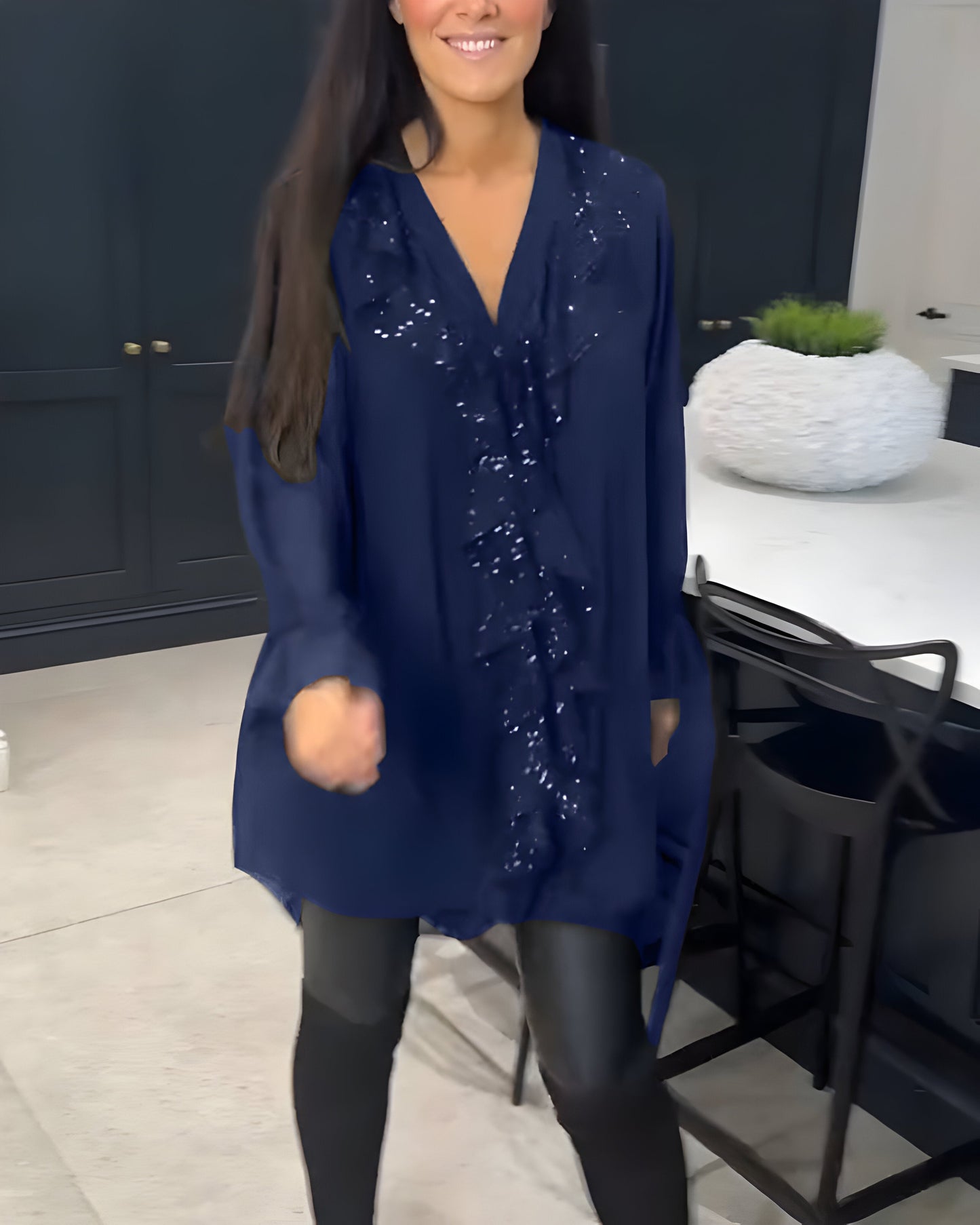 Ensfarvede løse bluser med flæser